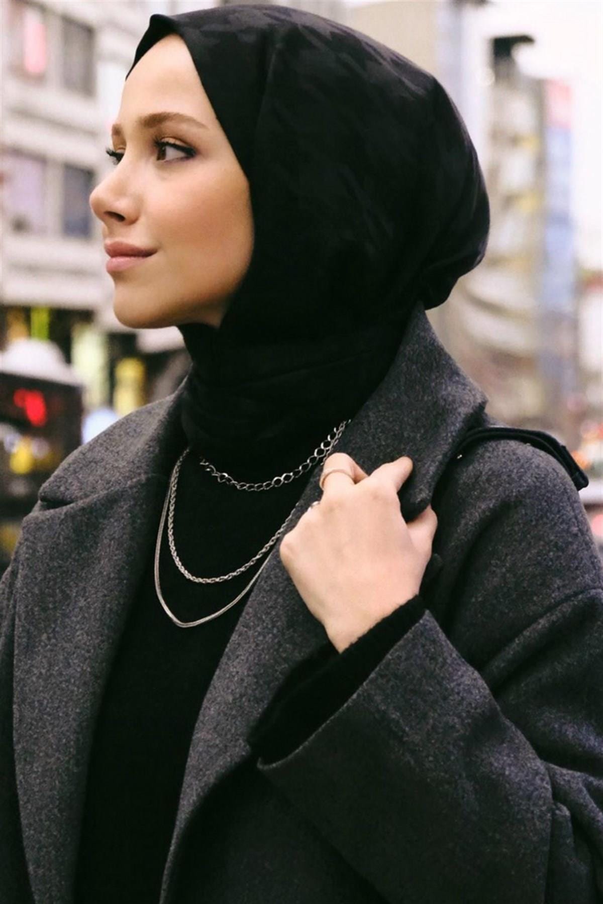 Blogger Feyza Black